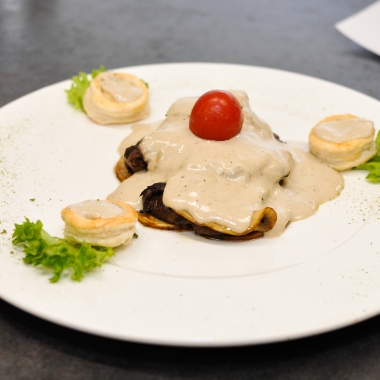 Нежное филе говядины со слайсами из грибов шампиньонов под сливочно-трюфельным соусом